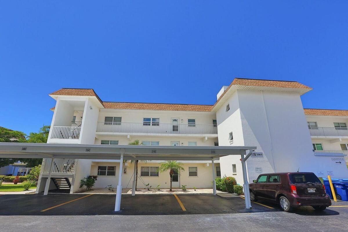 Updated Condo With Pool, Walk To Crescent Beach & Restaurants! Sarasota Esterno foto