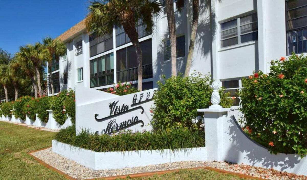 Updated Condo With Pool, Walk To Crescent Beach & Restaurants! Sarasota Esterno foto