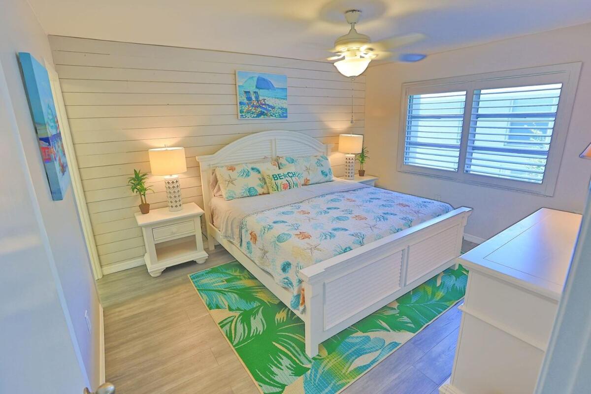 Updated Condo With Pool, Walk To Crescent Beach & Restaurants! Sarasota Esterno foto
