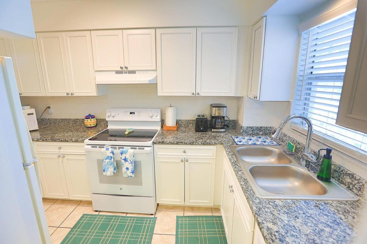 Updated Condo With Pool, Walk To Crescent Beach & Restaurants! Sarasota Esterno foto