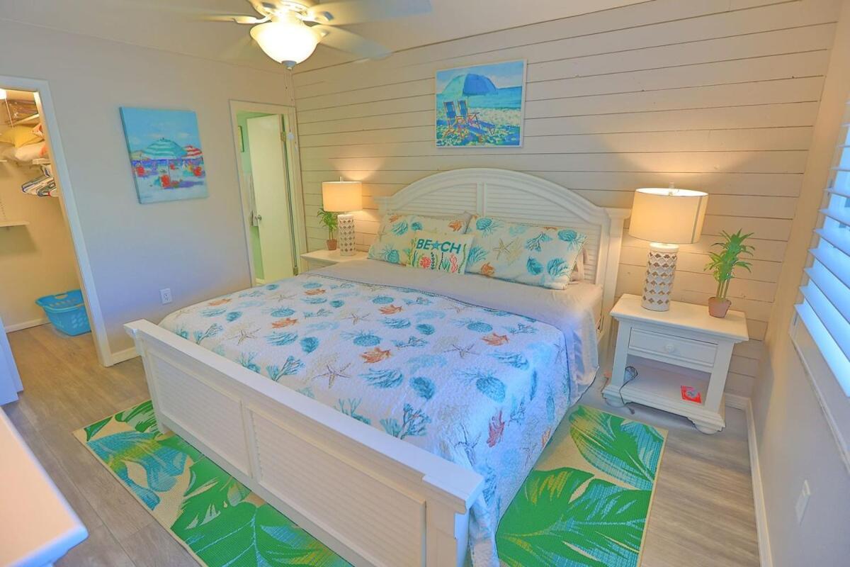 Updated Condo With Pool, Walk To Crescent Beach & Restaurants! Sarasota Esterno foto