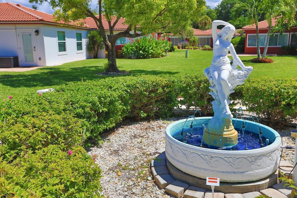 Updated Condo With Pool, Walk To Crescent Beach & Restaurants! Sarasota Esterno foto