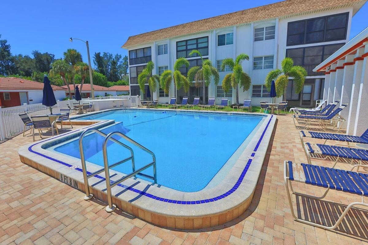 Updated Condo With Pool, Walk To Crescent Beach & Restaurants! Sarasota Esterno foto