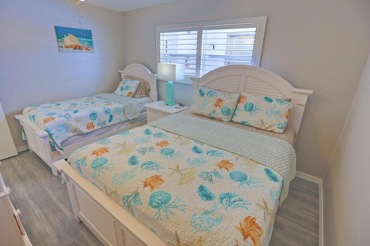Updated Condo With Pool, Walk To Crescent Beach & Restaurants! Sarasota Esterno foto