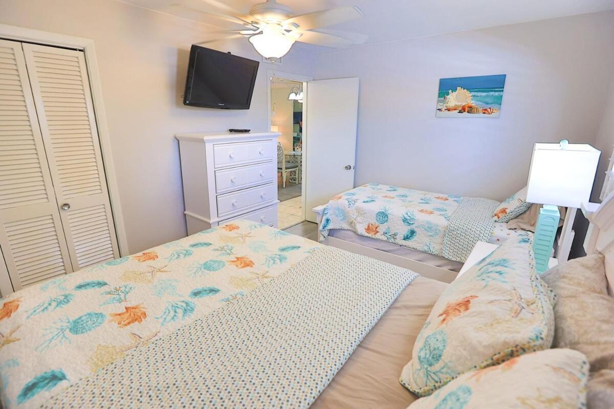 Updated Condo With Pool, Walk To Crescent Beach & Restaurants! Sarasota Esterno foto